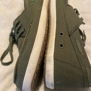 Men’s size 10 linen olive green sanuks with laces